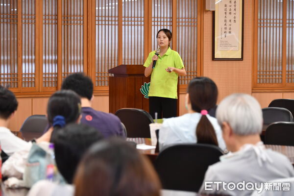 ▲▼骨科部由姚定國醫師分享「手術醫師角色及ERAS介入」，強調病人與團隊共同參與，是ERAS成功關鍵。（圖／慈濟醫學中心提供，下同）