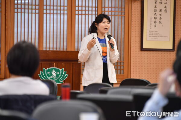 ▲▼骨科部由姚定國醫師分享「手術醫師角色及ERAS介入」，強調病人與團隊共同參與，是ERAS成功關鍵。（圖／慈濟醫學中心提供，下同）