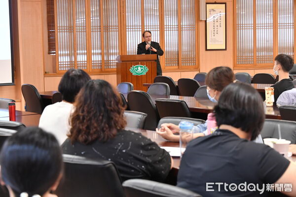 ▲▼骨科部由姚定國醫師分享「手術醫師角色及ERAS介入」，強調病人與團隊共同參與，是ERAS成功關鍵。（圖／慈濟醫學中心提供，下同）