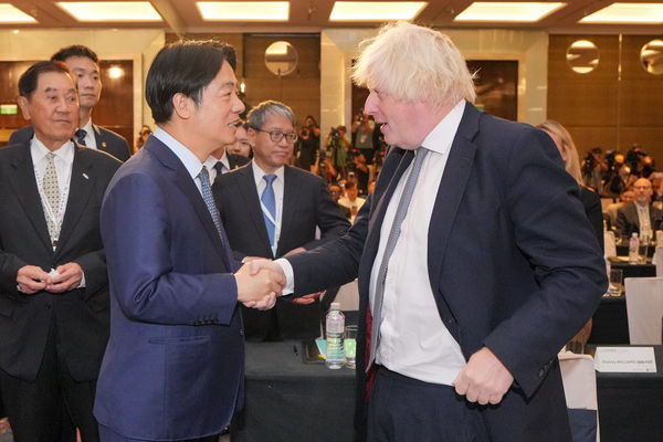 ▲▼總統賴清德與英國前首相強生握手致意。（圖／翻攝自Facebook／林佳龍）