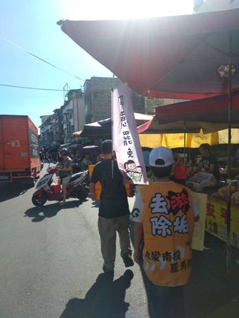 ▲▼「去游除垢」罷團志工今（7日）一早在南投市場展開掃街行動，梁文韜也親自到場，一邊掃街、一邊向民眾說明罷免游顥的理由。（圖／罷團「去游除垢」提供）