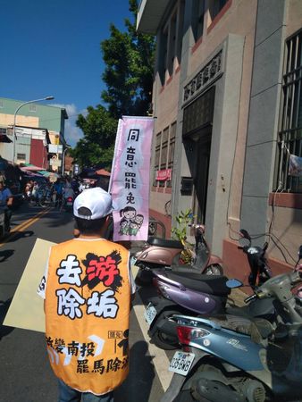 ▲▼「去游除垢」罷團志工今（7日）一早在南投市場展開掃街行動，梁文韜也親自到場，一邊掃街、一邊向民眾說明罷免游顥的理由。（圖／罷團「去游除垢」提供）