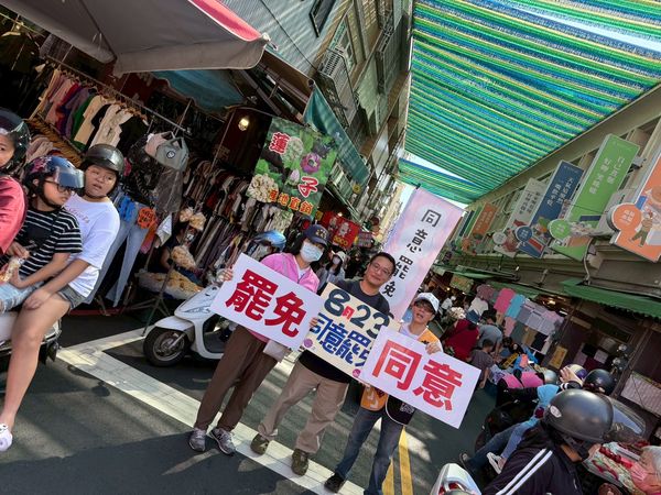▲▼「去游除垢」罷團志工今（7日）一早在南投市場展開掃街行動，梁文韜也親自到場，一邊掃街、一邊向民眾說明罷免游顥的理由。（圖／罷團「去游除垢」提供）