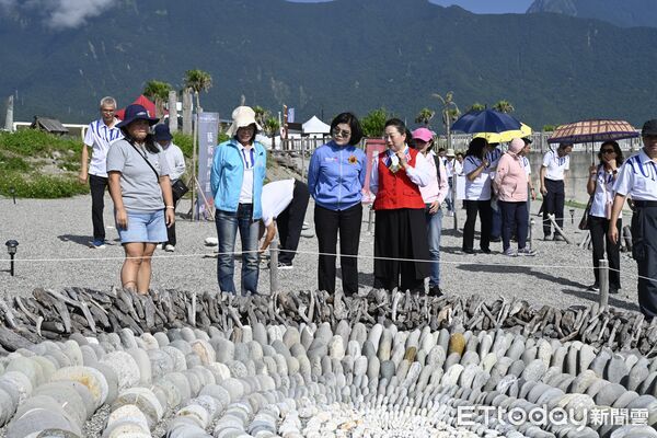 ▲▼雲林縣長張麗善率團隊來花蓮參訪並參觀正在七星潭舉辦的「曼波新城太平洋國際疊石藝術季」。（圖／花蓮縣政府提供，下同）