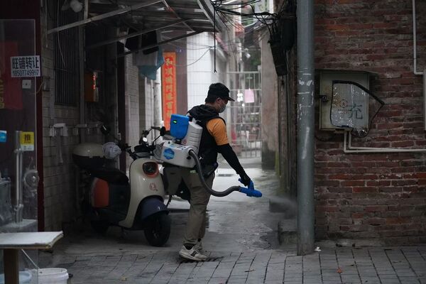 ▲廣東佛山工作人員挨家挨戶噴藥滅蚊。（圖／CFP）