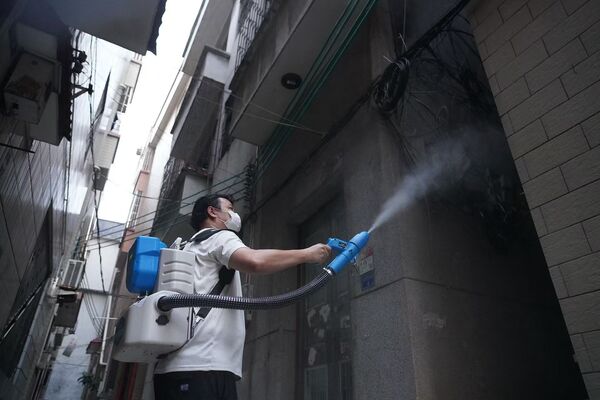 ▲廣東佛山工作人員挨家挨戶噴藥滅蚊。（圖／CFP）