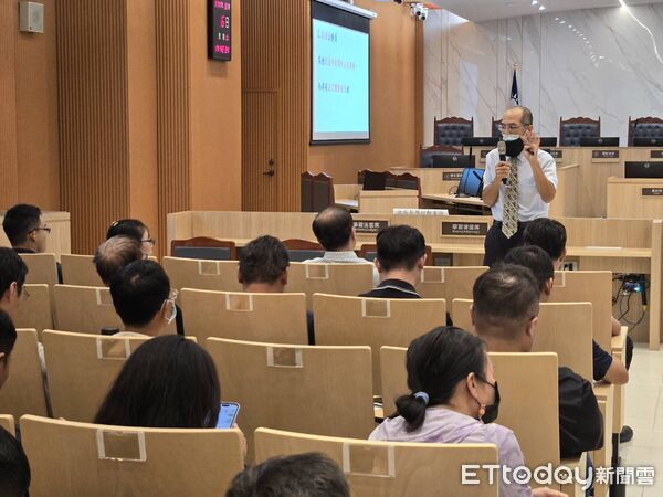 ▲台南地方法院6日舉辦「逗陣繞法院」活動，吸引70多名教育行政人員參與，交流校園綠能法律議題。（記者林東良翻攝）