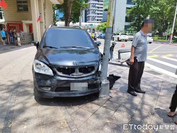 ▲▼石牌國中前汽車撞上人行道。（圖／民眾提供）