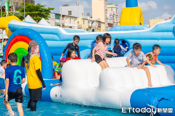 ▲▼旗津風箏節氣墊水樂園。（圖／記者許宥孺翻攝）