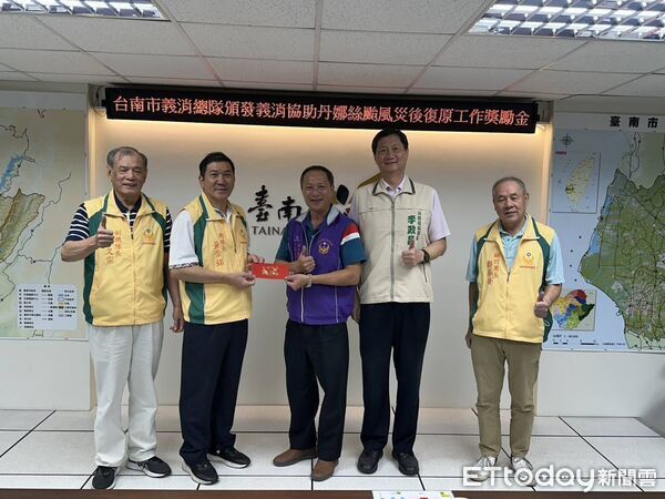 ▲台南市義勇消防總隊頒發獎勵金，表揚義消防災救災及災後重建關鍵戰力與團隊精神。（圖／記者林東良翻攝，下同）