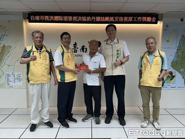 ▲台南市義勇消防總隊頒發獎勵金，表揚義消防災救災及災後重建關鍵戰力與團隊精神。（圖／記者林東良翻攝，下同）