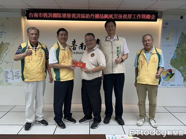 ▲台南市義勇消防總隊頒發獎勵金，表揚義消防災救災及災後重建關鍵戰力與團隊精神。（圖／記者林東良翻攝，下同）