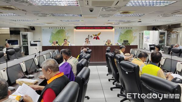 ▲台南市義勇消防總隊頒發獎勵金，表揚義消防災救災及災後重建關鍵戰力與團隊精神。（圖／記者林東良翻攝，下同）