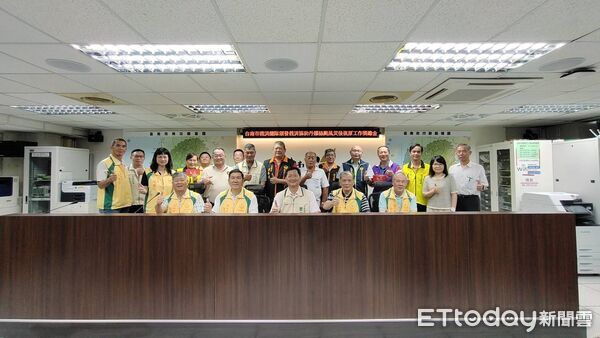 ▲台南市義勇消防總隊頒發獎勵金，表揚義消防災救災及災後重建關鍵戰力與團隊精神。（圖／記者林東良翻攝，下同）