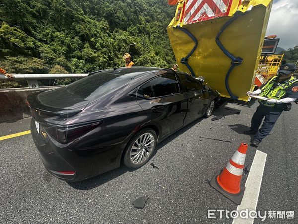 ▲周男過於依賴自動輔助駕駛，直接撞上行駛在內側的緩衝車。（圖／記者陸運陞翻攝）