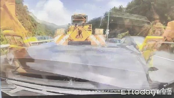 ▲周男過於依賴自動輔助駕駛，直接撞上行駛在內側的緩衝車。（圖／記者陸運陞翻攝）