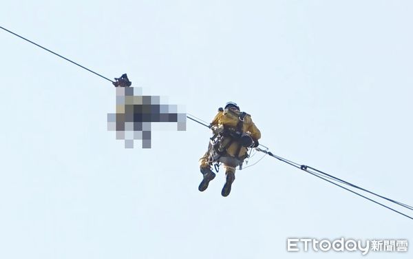 ▲桃園市龜山區一處光纖電塔電線泰籍移工不知何故高掛電線輕生，消防特搜人員上午以單軌滑輪與繩索將遺體救援。（圖／記者沈繼昌翻攝）