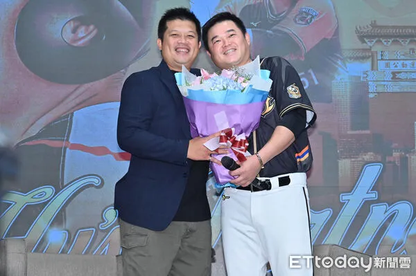 ▲▼ 統一 7-ELEVEN獅胡金龍榮耀引退記者會，陳江和特別到場獻花。（圖／記者李毓康攝）