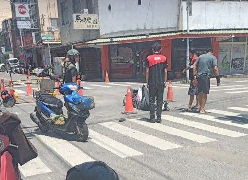 ▲彰化二林豪雨炸出天坑機車倒頭栽入坑洞。（圖／翻攝自臉書／二林人大小事）