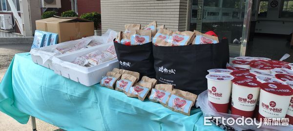 ▲潮州警友辦事處慰問潮州警分局員警。（圖／記者陳崑福翻攝）