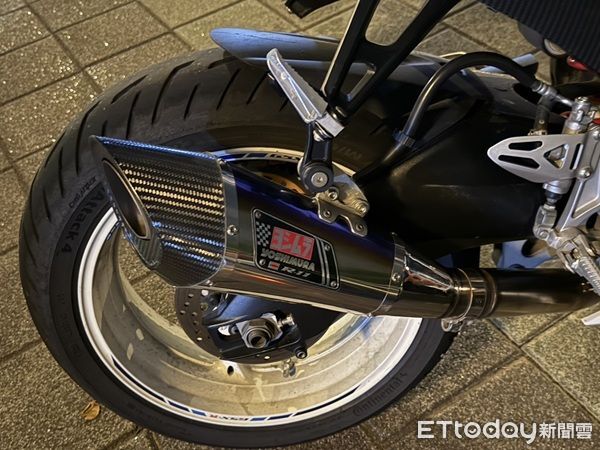 ▲桃警聯手環保局取締改裝噪音車，逮價近百萬元進口大型重機及新車約400萬元的的BMW-M3自小客車噪音車。（圖／桃園警分局提供、下同）