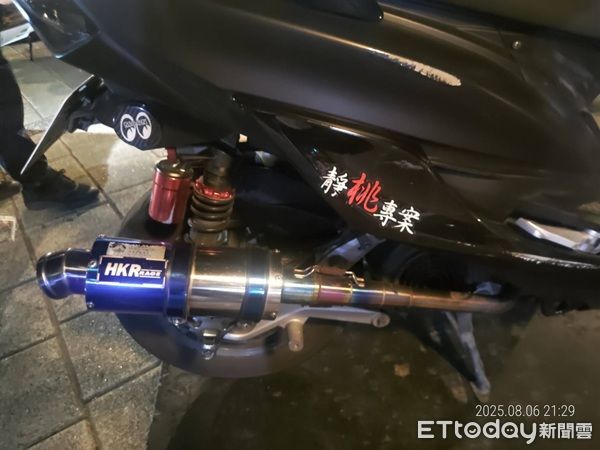 ▲諷刺的是黃男的車身貼有「靜桃專案」字樣，卻仍違規改裝且噪音超標，噴飛一萬元罰鍰。（圖／桃園警分局提供）