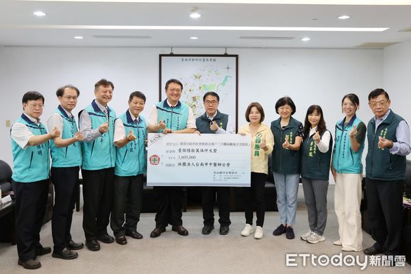 ▲台南市長黃偉哲，頒發感謝狀給中醫師公會理事長陳俊銘等人，感謝捐出160萬助災後重建。（記者林東良翻攝，下同）