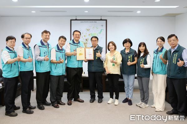 ▲台南市長黃偉哲，頒發感謝狀給中醫師公會理事長陳俊銘等人，感謝捐出160萬助災後重建。（記者林東良翻攝，下同）