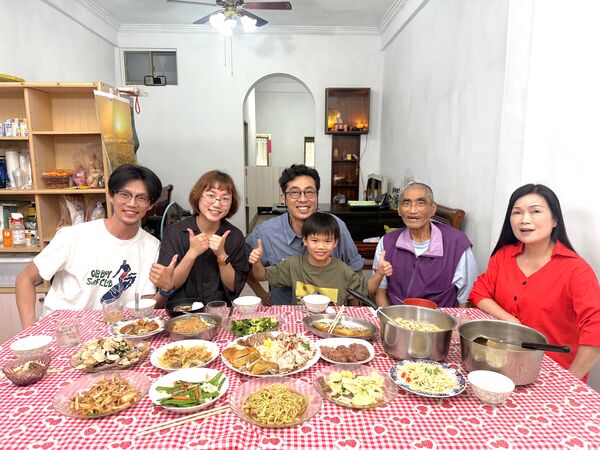 ▲▼馬念先（中）到金門拜訪居到日本的淑亭一家人  。（圖／公視提供）