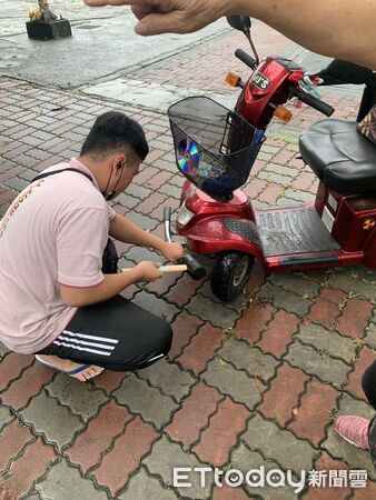 ▲老婦騎乘的醫療代步車因撞擊路樹罷工，中興警方前往救援。（圖／記者高堂堯翻攝）