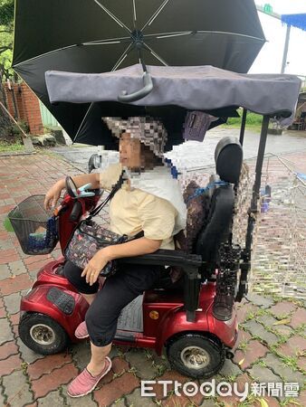 ▲王姓老婦騎乘的醫療代步車因撞擊路樹罷工，中興警方前往救援。（圖／記者高堂堯翻攝）