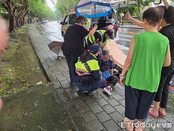 ▲張姓老婦於人行道跌倒受傷，獲中興分局員警及時協助就醫。（圖／記者高堂堯翻攝，下同）