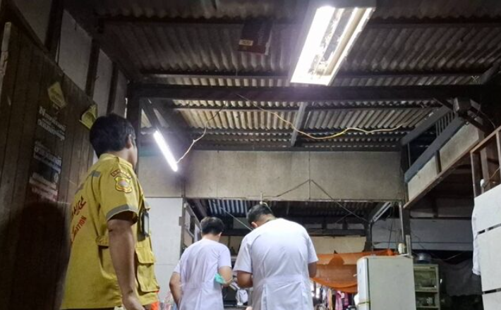 ▲▼兒子詭站客廳正中央！　母靠近看才知「早已斷氣」。（圖／翻攝自khaosod）