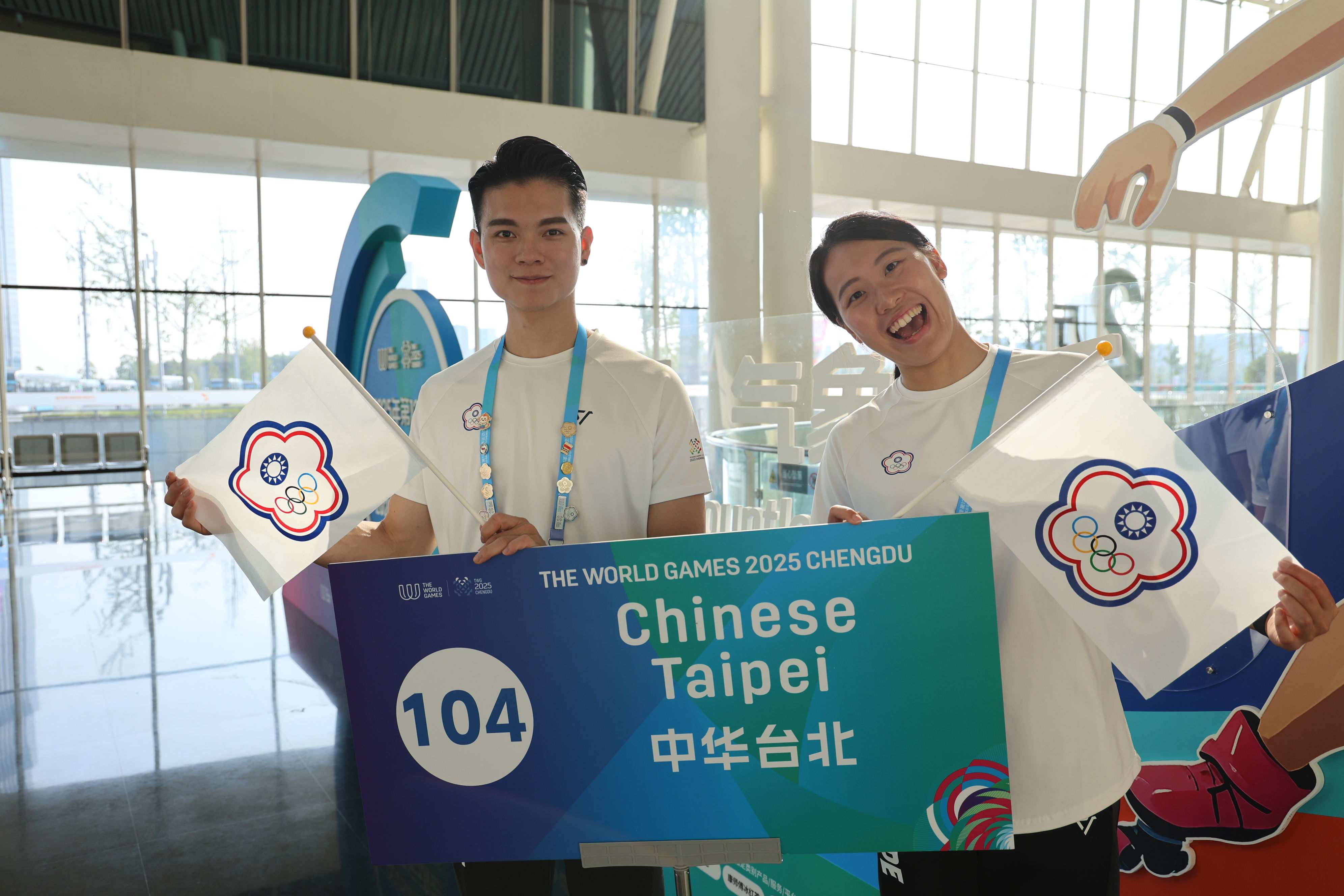 ▲▼成都世運會開幕，黃渼茜、孫家閎掌旗。（圖／中華奧會提供）