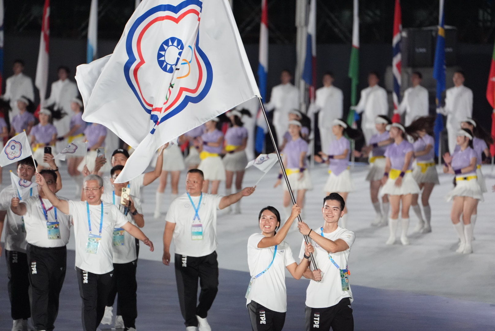 ▲▼成都世運會開幕，黃渼茜、孫家閎掌旗。（圖／中華奧會提供）