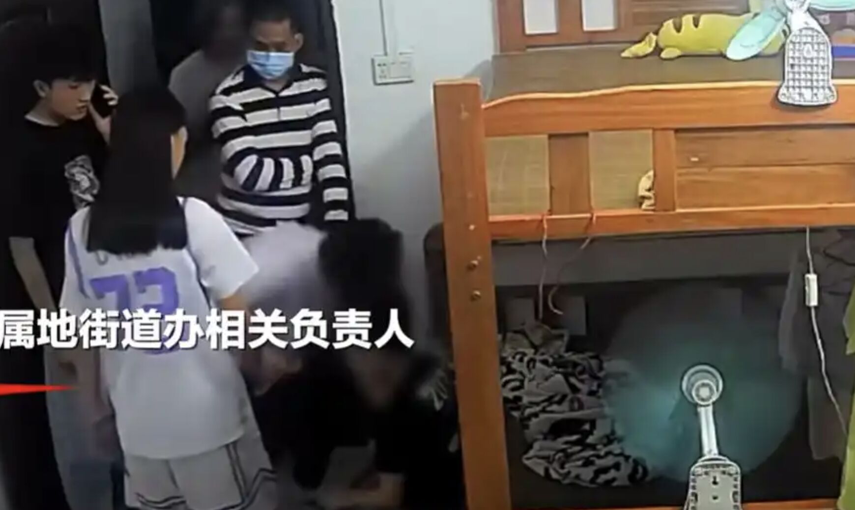 ▲廣東湛江防疫人員在凌晨上門給獨自在家睡覺的兩名孩童抽血。（圖／翻攝微博）