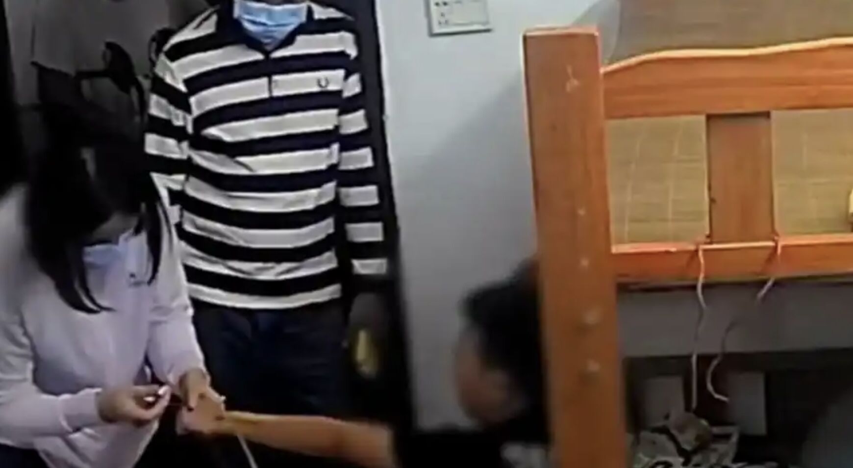 ▲廣東湛江防疫人員在凌晨上門給獨自在家睡覺的兩名孩童抽血。（圖／翻攝微博）