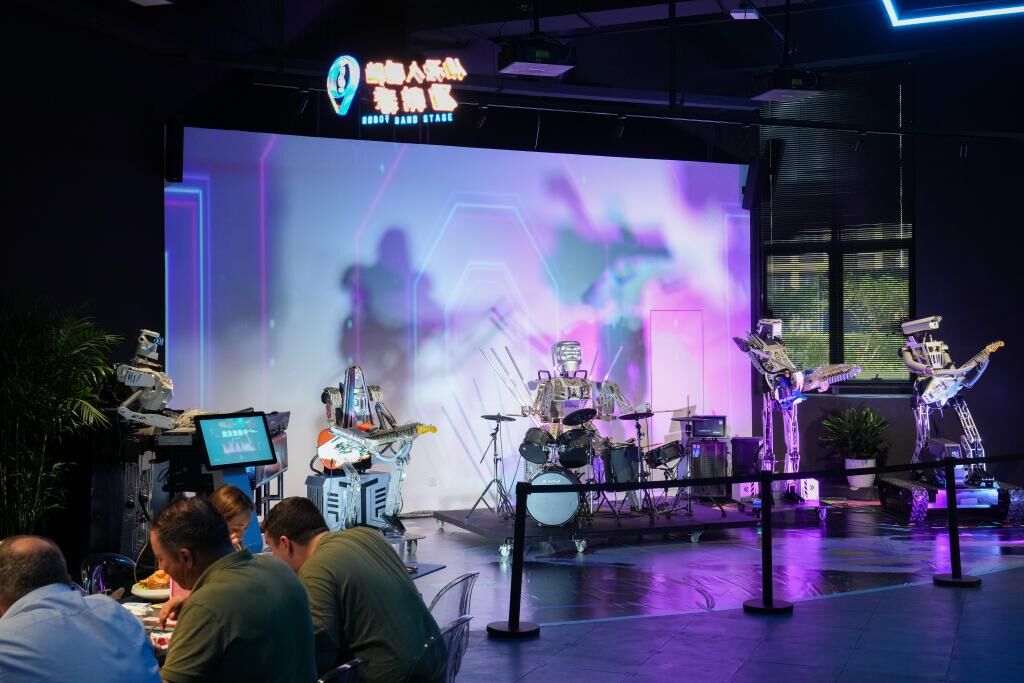 ▲具實驗性質的北京首間機器人餐廳「機器人焰究所」正式對外營業。（圖／翻攝新華社）