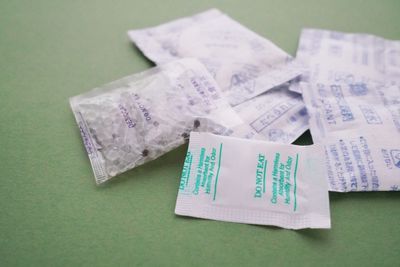 開封後到底該不該丟？保健品裡的乾燥劑讓人好糾結　衛福部給標準答案了