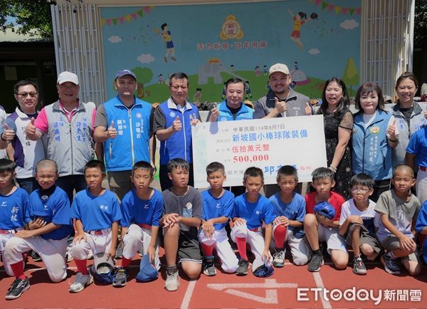 ▲桃園市議會捐贈三校棒球裝備助桃園市偏鄉學童築夢球場。（圖／桃園市議會提供、下同）