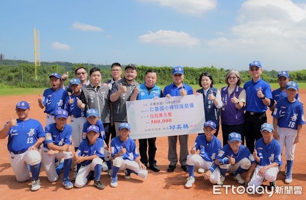 ▲桃園市議會捐贈三校棒球裝備助桃園市偏鄉學童築夢球場。（圖／桃園市議會提供、下同）