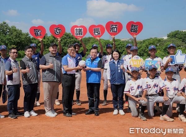 ▲▼學校除歡迎和感謝外也回贈小球員簽名紀念球。（圖／桃園市議會提供）