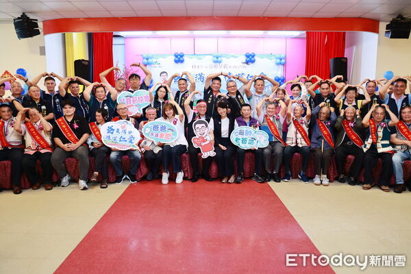 ▲仁愛鄉表揚15位模範父親，南投縣長許淑華盼子女用成就榮耀父母。（圖／南投縣政府提供）