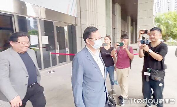 ▲前桃園市長鄭文燦今天第八度出庭，開完庭步出法院未發一語。（圖／記者沈繼昌攝）