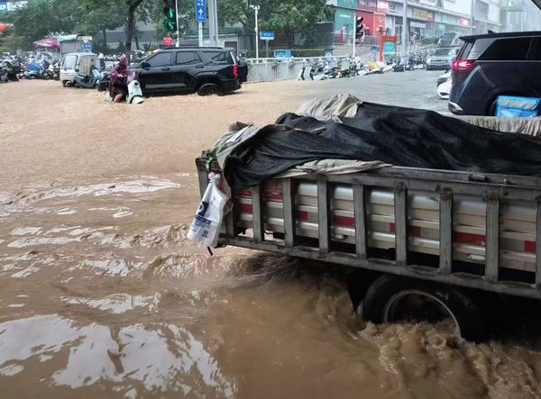 ▲▼鄭州暴雨。（圖／翻攝自微博）