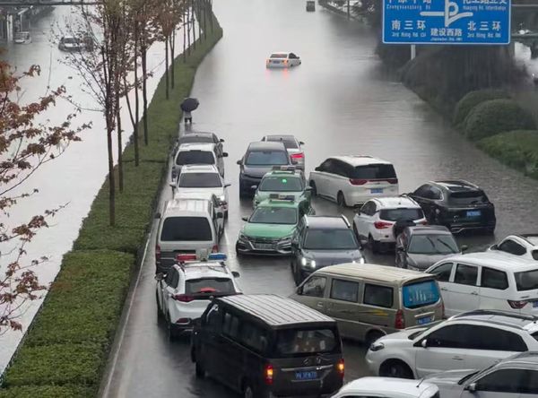 ▲▼鄭州暴雨。（圖／翻攝自微博）