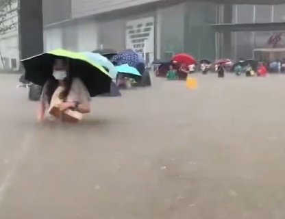 ▲洪水淹到成年人的腰部。（圖／翻攝自微博）