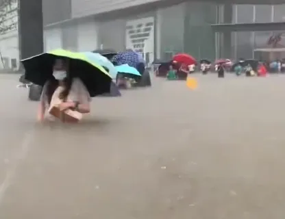 ▲▼鄭州暴雨。（圖／翻攝自微博）