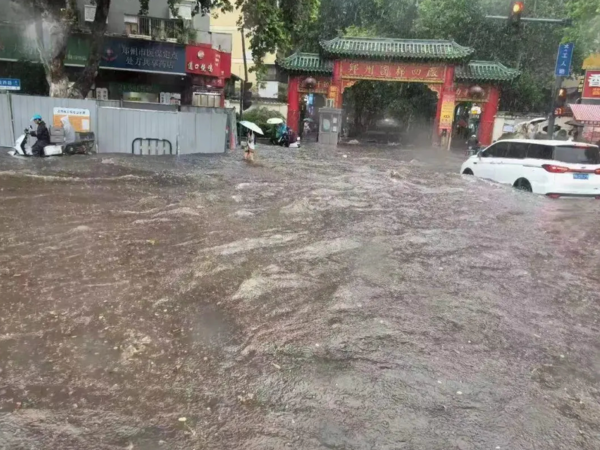 ▲▼鄭州暴雨。（圖／翻攝自微博）