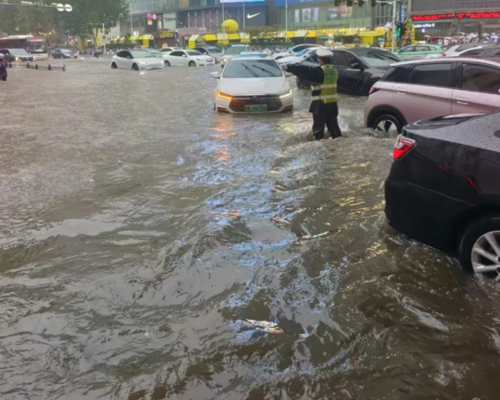 ▲▼鄭州暴雨。（圖／翻攝自微博）